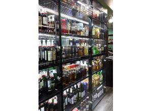 Торговое оборудование для алкогольного магазина. Стеллажи со съемными полками. Порошковая окраска. Остекление.